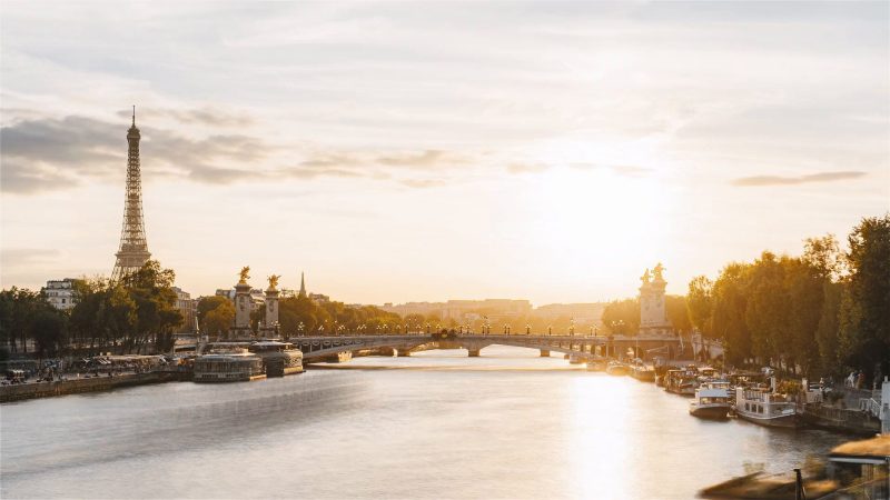 La Seine et la tour Eiffel au coucher du soleil