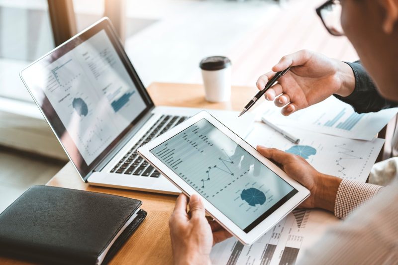 Analyse de graphiques économiques sur ordinateur et tablette